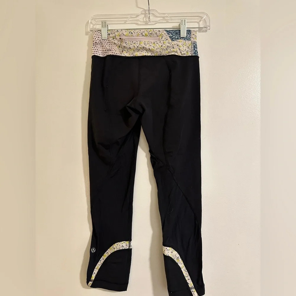 Size 2 Vintage LuluLemon Leggings with Patterned Stripe - Picture 2 of 5
